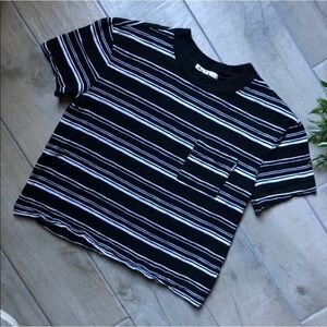 Vans classic striped pocket tee in black and white. Size  XS